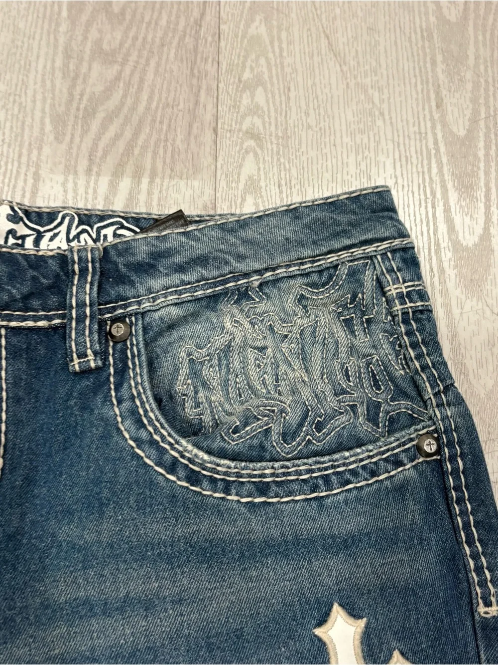 Defender Gothic Cross Applique Y2K Denim Jeans (Medium Wash / Distressed)